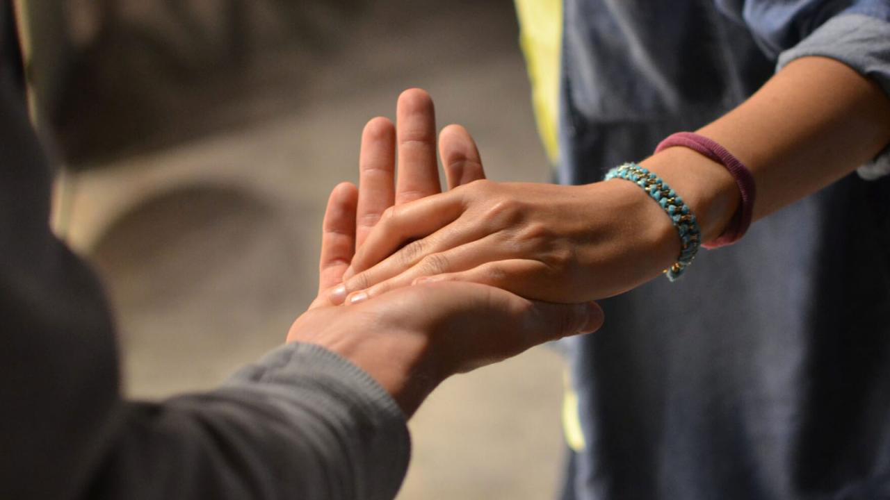 Dues persones donant-se la mà
