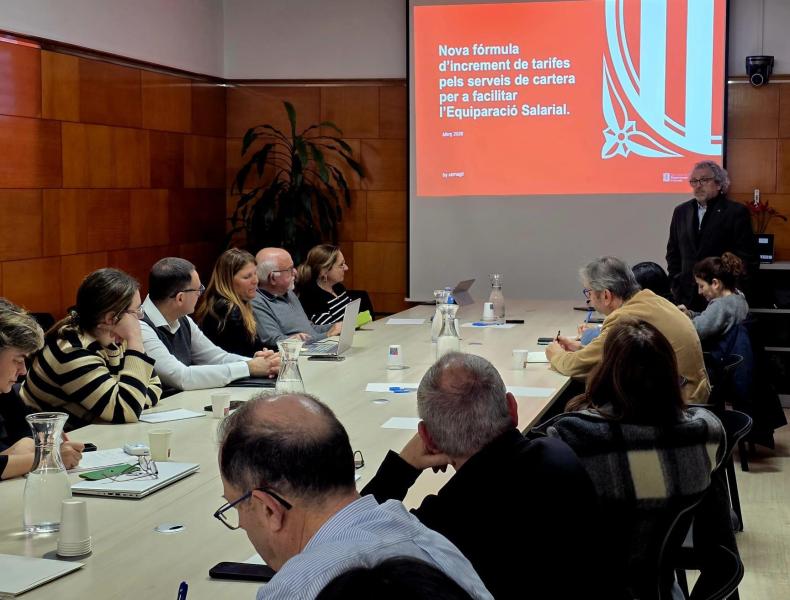 El director general d'Acreditació i Provisió de Serveis del Departament de Drets Socials i Inclusió, José Manuel Gil Meneses, presenta la nova fórmula d’increment de tarifes per als serveis de cartera per facilitar l’equiparació salarial.