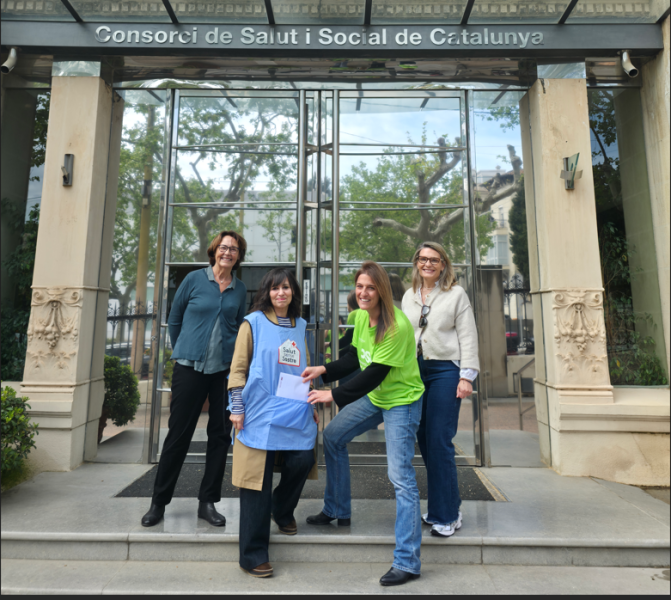 Moment de l'entrega del donatiu a Salut Sense Sostre
