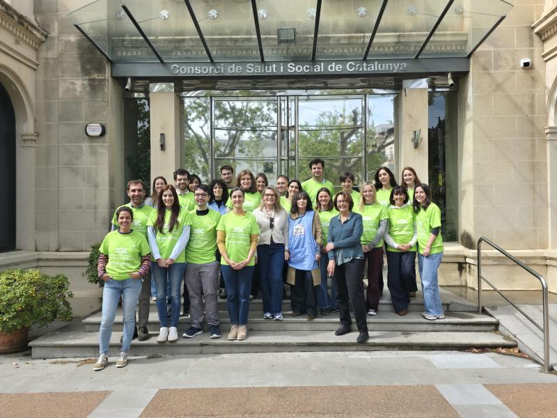 Fotografia de grup de l'entrega del donatiu a Salut Sense Sostre
