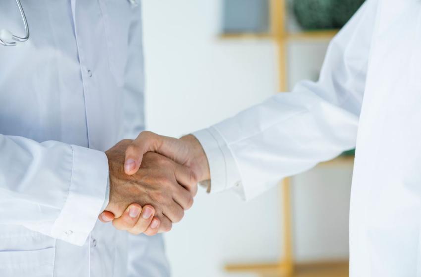 doctors-shaking-hands-1725971096.JPG