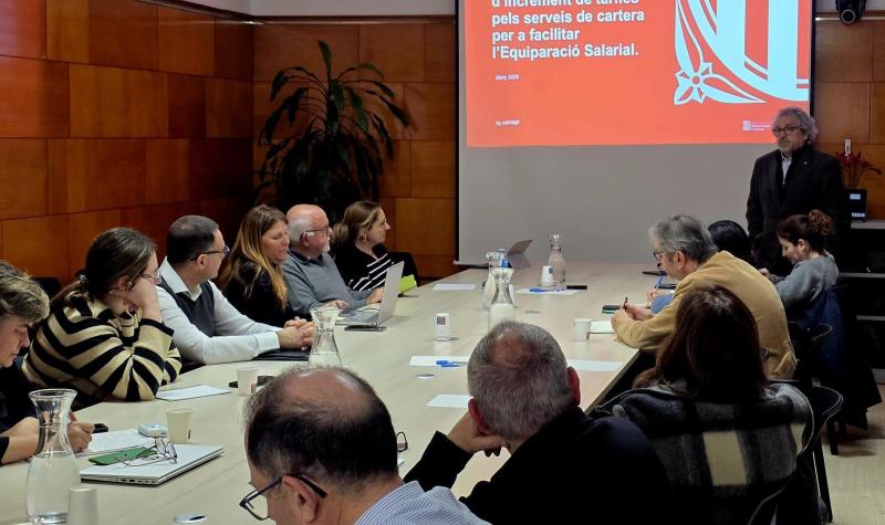El director general d'Acreditació i Provisió de Serveis del Departament de Drets Socials i Inclusió, José Manuel Gil Meneses, presenta la nova fórmula d’increment de tarifes per als serveis de cartera per facilitar l’equiparació salarial.