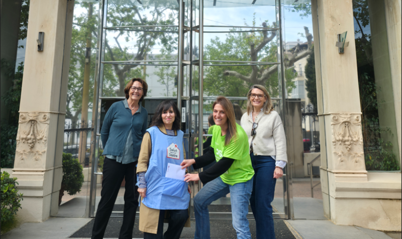 Moment de l'entrega del donatiu a Salut Sense Sostre