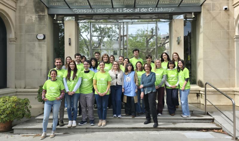 Fotografia de grup de l'entrega del donatiu a Salut Sense Sostre