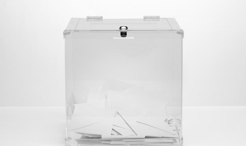 urna-transparente-vista-frontal-llena-boletines-votacion-1685531103.jpg