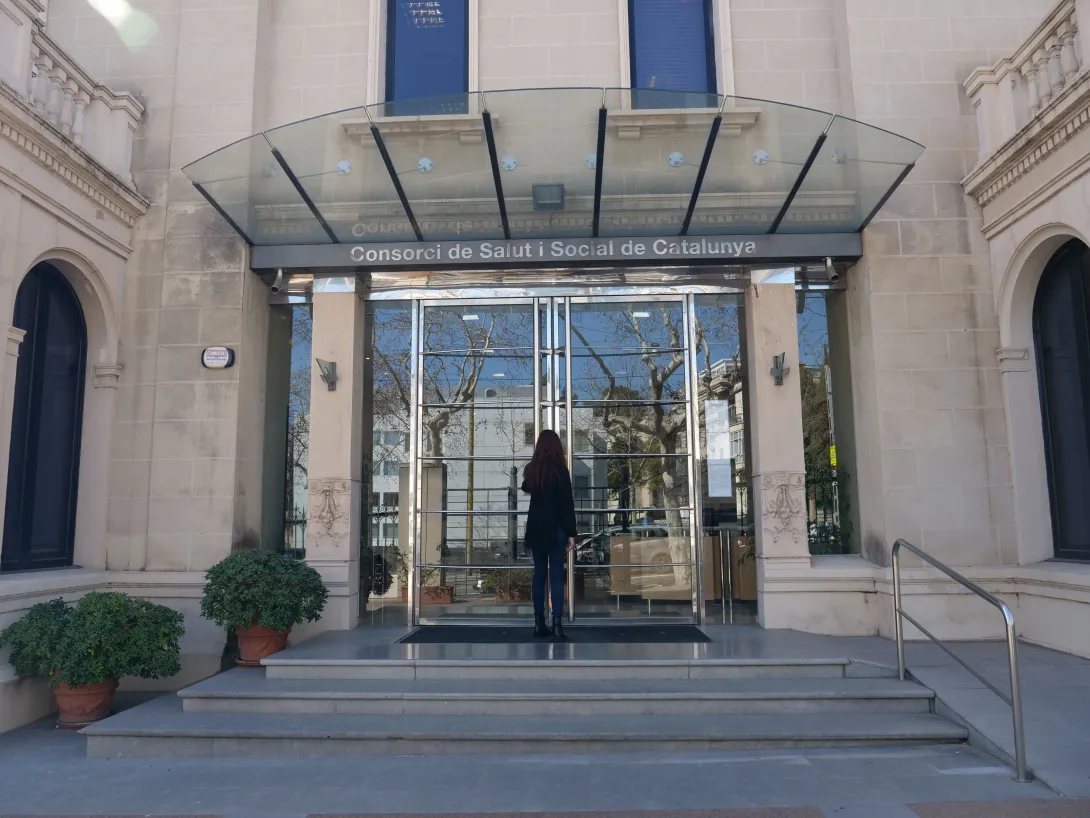 Persona entrant a la seu del Consorci de Salut i Social de Catalunya