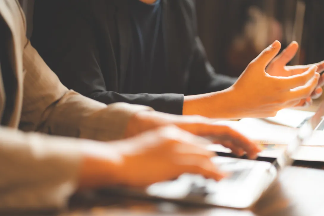 Primer pla d'unes mans en una reunió