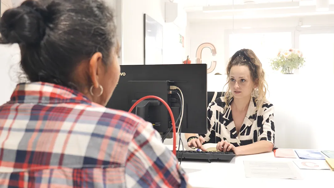 Professional atenent al servei de Barcelona Cuida